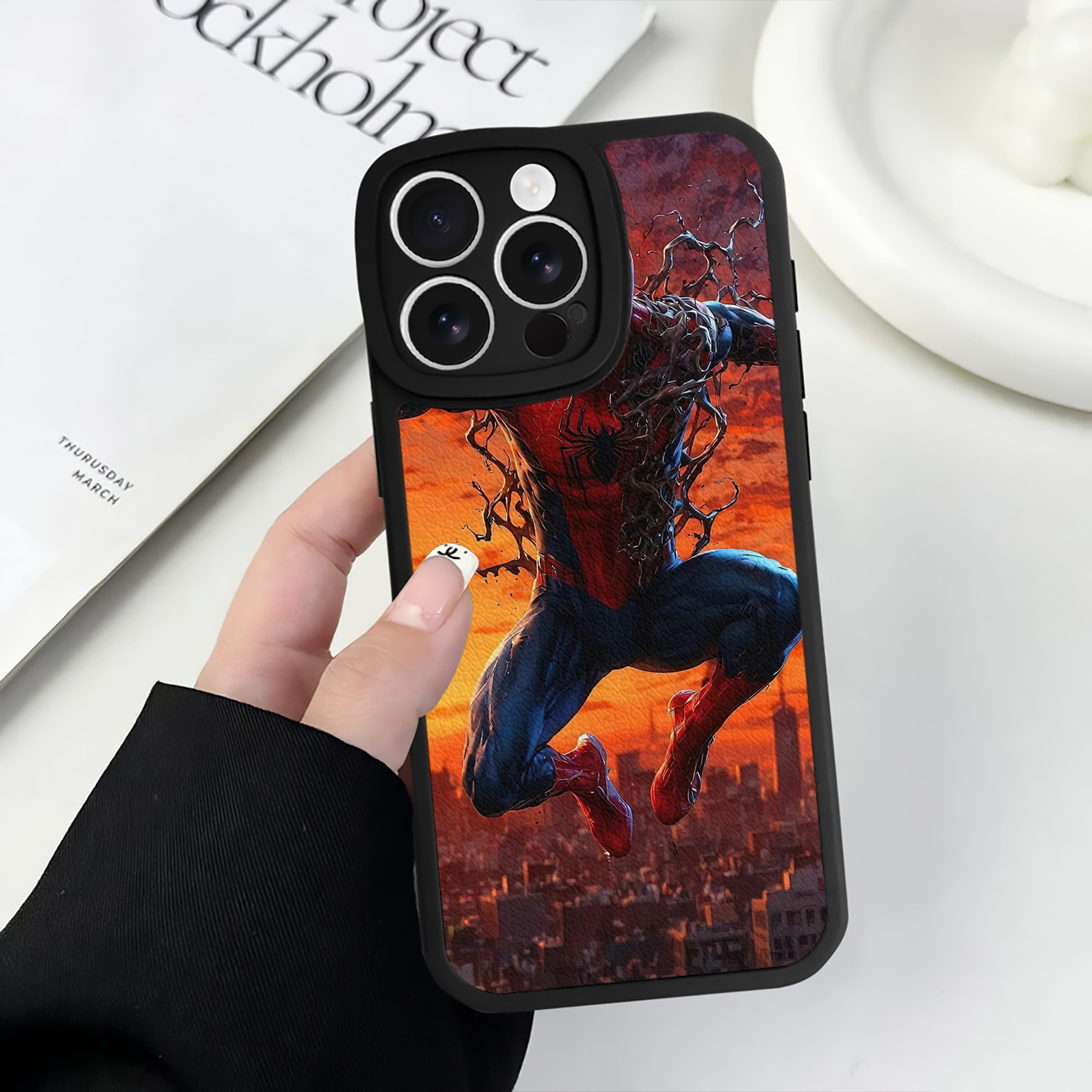 （画像用） Spider Man スパイダーマン 【iPhone 16シリーズ対応】シリコンスマホケース（レザー調） 材質：シリコン